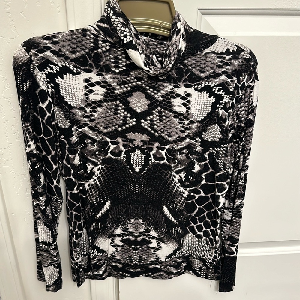 Snake print long sleeve XL